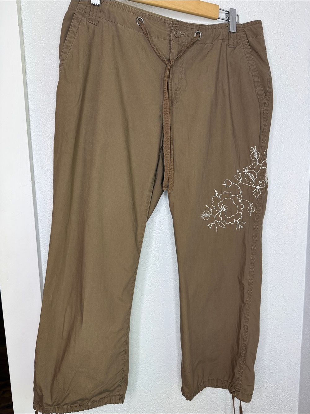 i.e. Relaxed Embroidered Cropped Cargo Pants Brown Drawstring Hem Size 10 Y2K